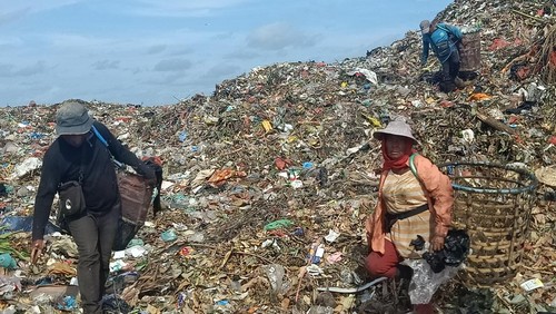 para-pemulung-yang-tengah-mencari-cari-plastik-hingga-botol-plastik-di-tpa-suwung-jalan-tpa-suwung-denpasar-bali-rabu-2192022-_169